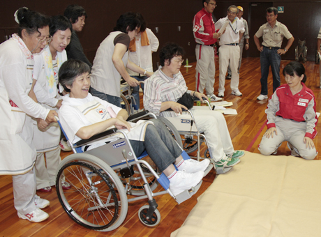 災害に備えて訓練を行った西播磨赤十字奉仕団研修大会