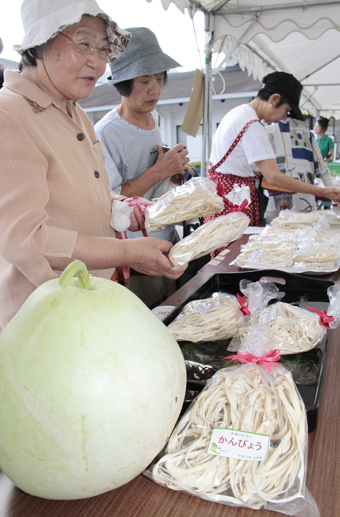 天日干しが人気だった「高雄地区干瓢まつり」