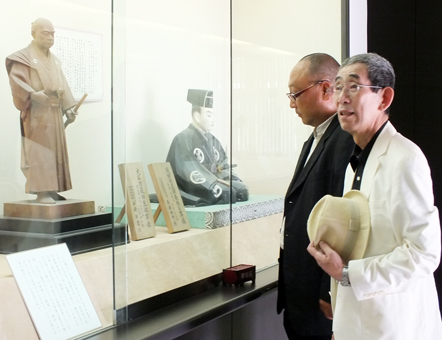 オーディオドラマ「大石内蔵助」の上演へ向け、来穂した脚本家の杉山義光氏(右)