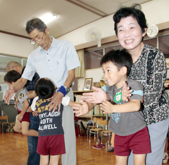 園児と祖父母が交流した原幼稚園の参観日