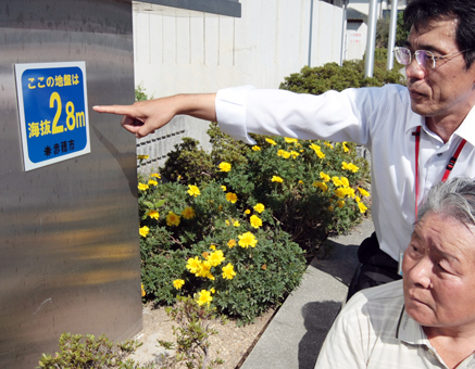 赤穂市内で設置が始まった標高表示板=赤穂西公民館