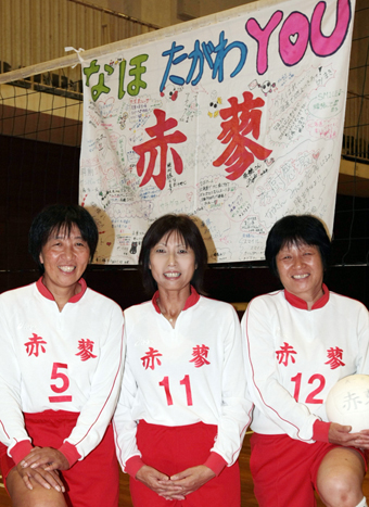 左から田村さん、田川さん、深澤さん。奥の寄せ書きは壮行会で仲間たちがプレゼントしてくれた