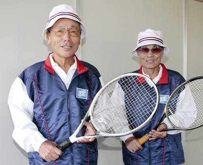 5度目のねんりんピックで健闘を誓う安政淳さん(左)と長谷川兀さん
