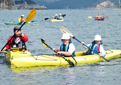 大塚海岸でカヤック乗船を体験した高田小の自然学校