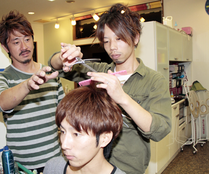 全国理容競技大会に2大会連続で出場する中濱健太さん(右)