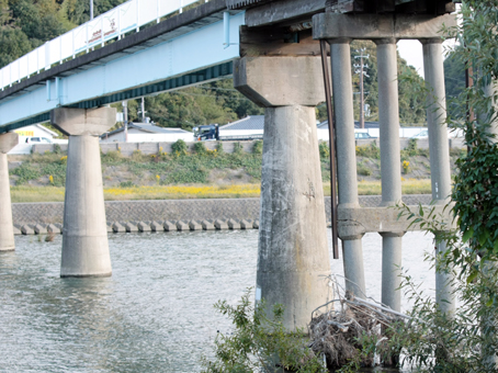 問題発覚から6年以上経過して改良工事が始まった旧坂越橋