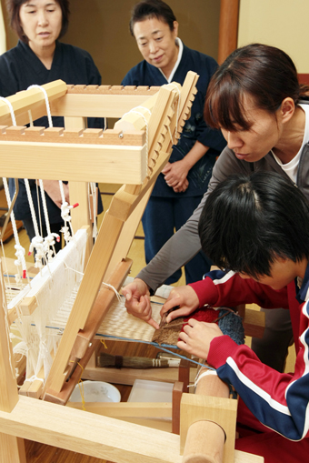 赤穂特別支援学校で今学期から始まった赤穂緞通の作業学習