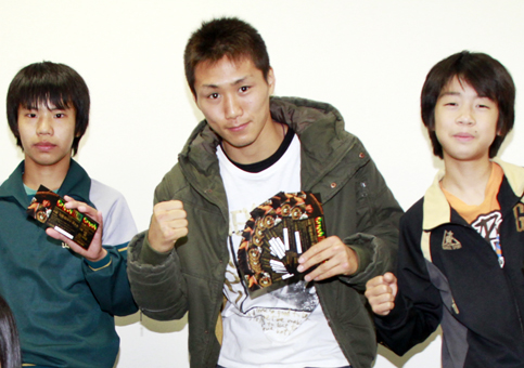 子どもたちに勝利を誓った小國以載選手