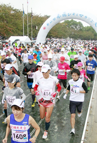 雨の中スタートする「第2回赤穂シティマラソン」のハーフマラソン出場者