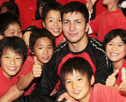 赤穂陸上教室の子どもたちと交流したディーン元気選手