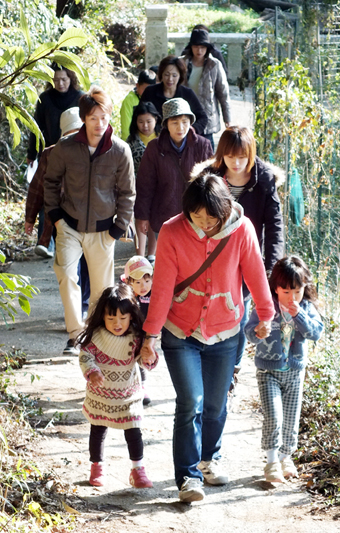 市主催では初めての津波防災訓練で山道を避難する新田地区の住民