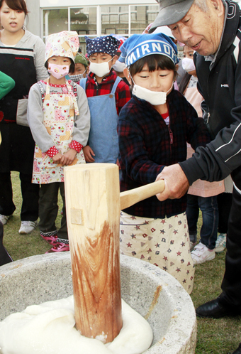もちつきで豊作を祝った高雄小の収穫祭