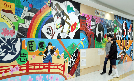 市内の子どもたちが共同制作した「忠臣蔵アートマイル」