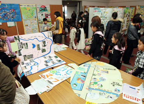 過去の入賞作品も展示された「あこう絵マップコンクール」10周年記念同窓会