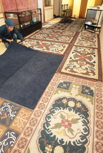 畳に赤穂緞通を敷き詰めて展示する桃井ミュージアムの特別展