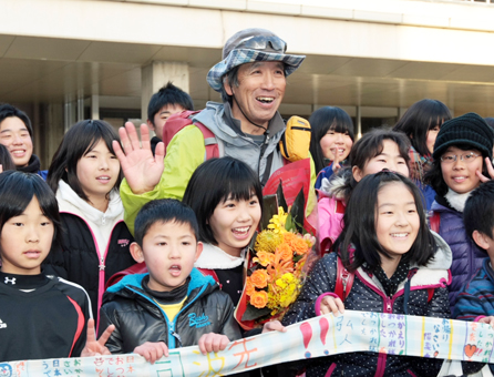 日本縦断徒歩の旅から無事に帰還し、教え子たちに囲まれる司波伸作さん