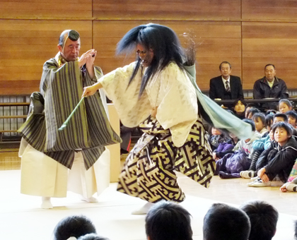 子どもたちが伝統芸能に触れた「能・狂言鑑賞会」=塩屋小