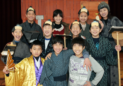 「ぼくたちの芝居を見に来て」と呼び掛ける有年小6年生の11人