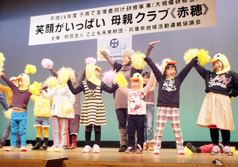 かわいらしいダンスが披露された母親クラブの研修会