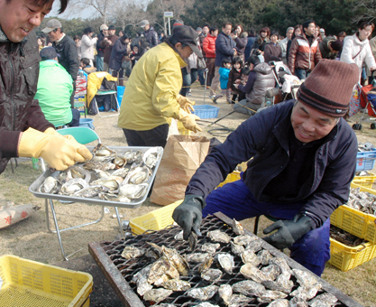 旬の味を求めて毎年大勢の人出でにぎわう「赤穂かきまつり」=昨年の様子