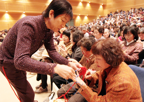 講師の広瀬光治さんから直接手ほどきを受けた指編み講習