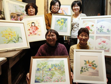 ちぎり絵展を開催中の南宮教室のみなさん