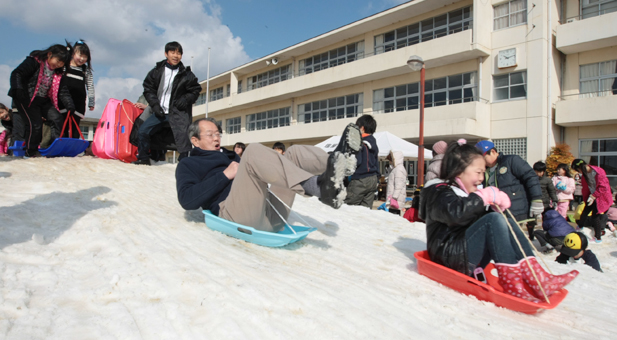 校長先生もそりで滑降に挑戦