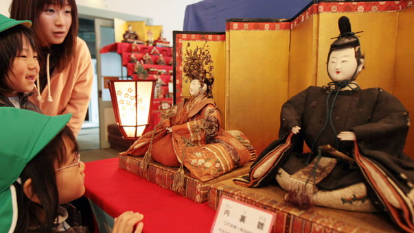 民俗資料館で開催中の「お雛さま展」