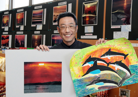 各地の夕景を楽しめる「日本の夕陽百選写真展」。公募コンテストの優秀作品も展示