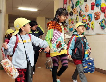 在校生がやさしく応対した御崎小の登校体験