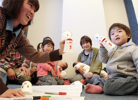 学生ボランティアが子どもたちと触れ合った「おたのしみ会」