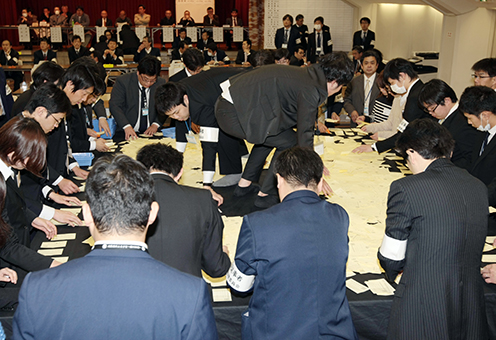 一斉に始まった開票作業