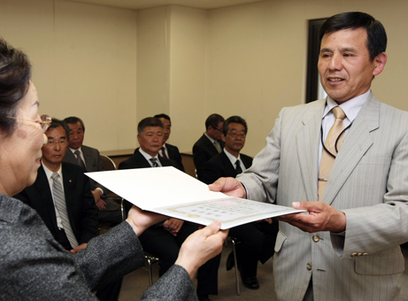 選挙から一夜明け、新議員に手渡された当選証書