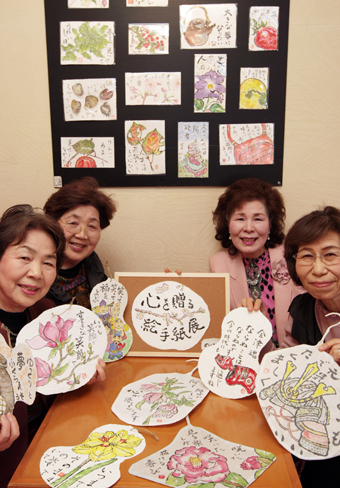 作り手の個性がほのぼのとにじむ絵手紙展