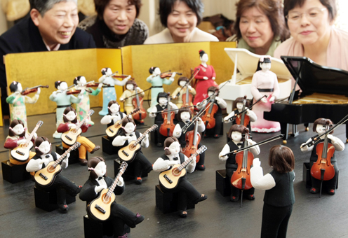 楽団を表現した木目込み人形