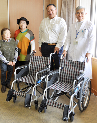 リサイクル運動10周年の赤穂市身体障害者福祉協会から贈られた車椅子=市秘書広報係提供