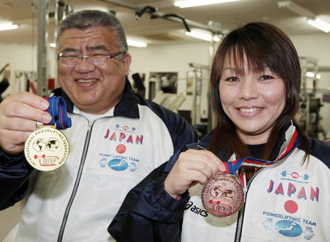 ベンチプレスの世界マスターズを制した古城資久さんと初出場で3位入賞した機谷礼美さん