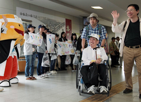 「倉敷ひまわり号」の一行を見送る市民ボランティア