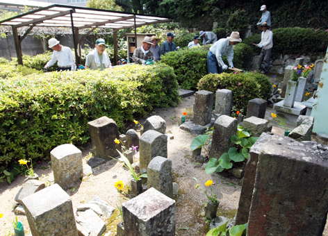 坂越歴史研究会が月例清掃を受け継いだ黒崎墓所