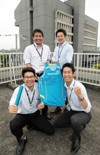 15年ぶり結成の赤穂市役所男子リレーチーム。前列右から時計回りに小池、笠原、田渕、寺下