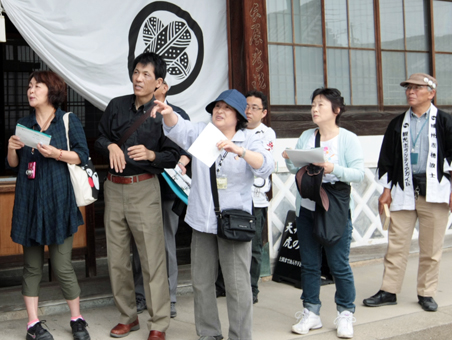 名所で先輩ガイドの説明を受ける「観光ランティアガイド養成講座」の受講者