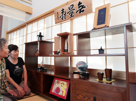 「手元供養」をテーマにした特別展示もある「グループ倫」展