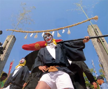 頭人行列を撮した内川弘行さんの「尾崎八幡宮」