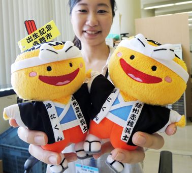 誕生祝いでプレゼントされる「陣たくん」のマスコット人形