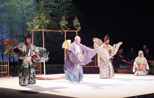 これまでになかった現代語の脚本と演出効果で観客を魅了したスーパー能「世阿弥」