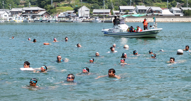 全員が無事に泳ぎ切った坂越小の海洋訓練