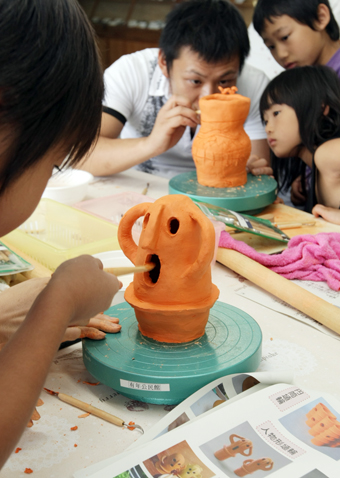埴輪や土器の制作を楽しんだ有年考古館の特別体験教室