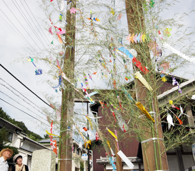 坂越の木戸門跡で人の目を楽しませている七夕飾り