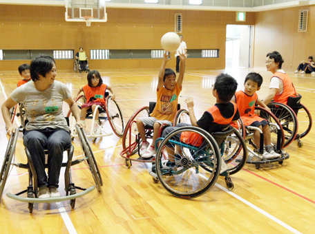 大人も子どもも楽しんだ車いすバスケット体験