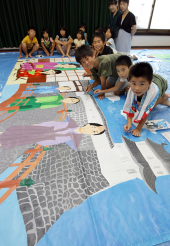 大勢の子どもたちが描いた「忠臣蔵アートマイル」